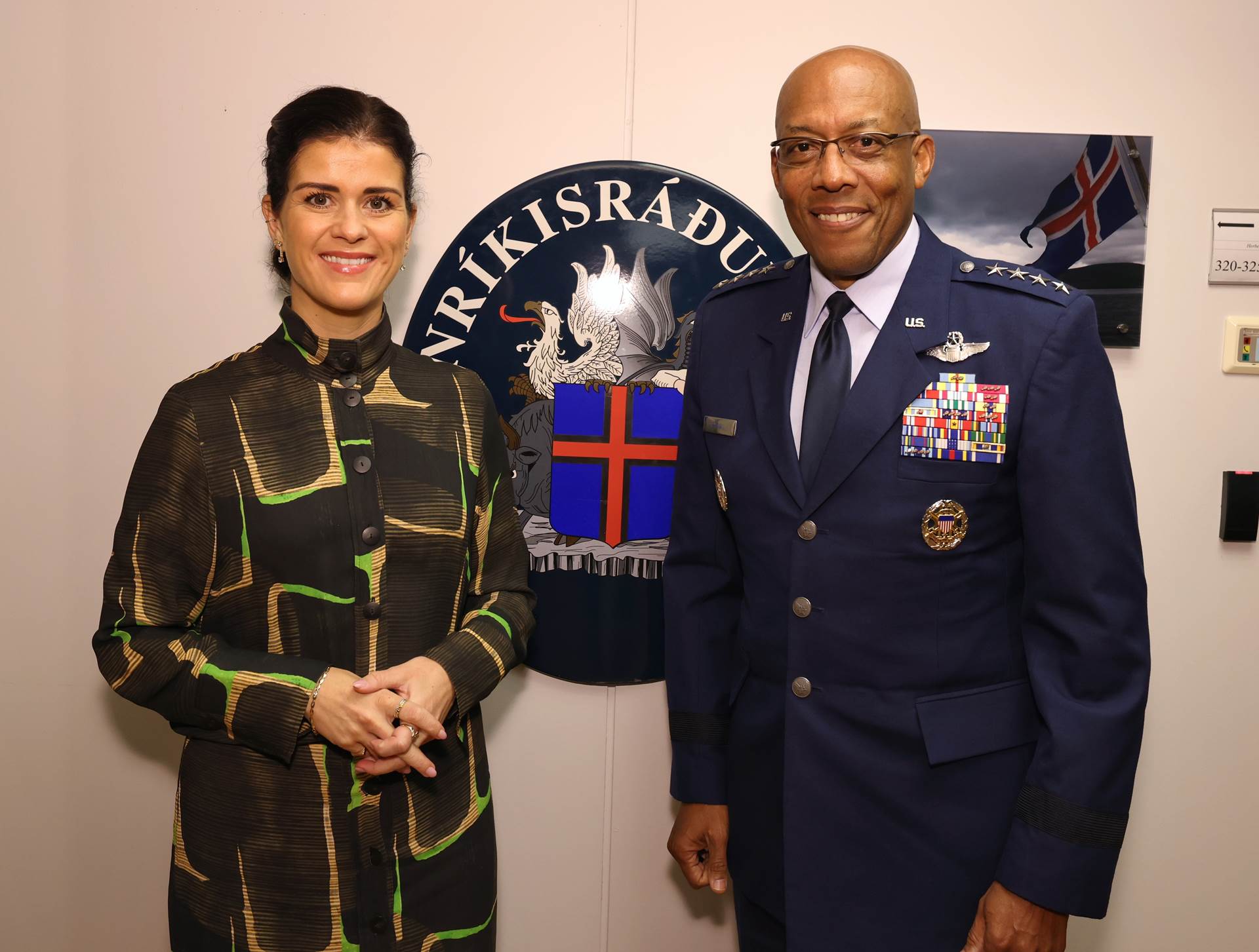 Þórdís Kolbrún Reykfjörð Gylfadóttir, Minister for Foreign Affairs, alongside General Charles Q. Brown Jr., Chairman of the Joint Chiefs of Staff. - mynd