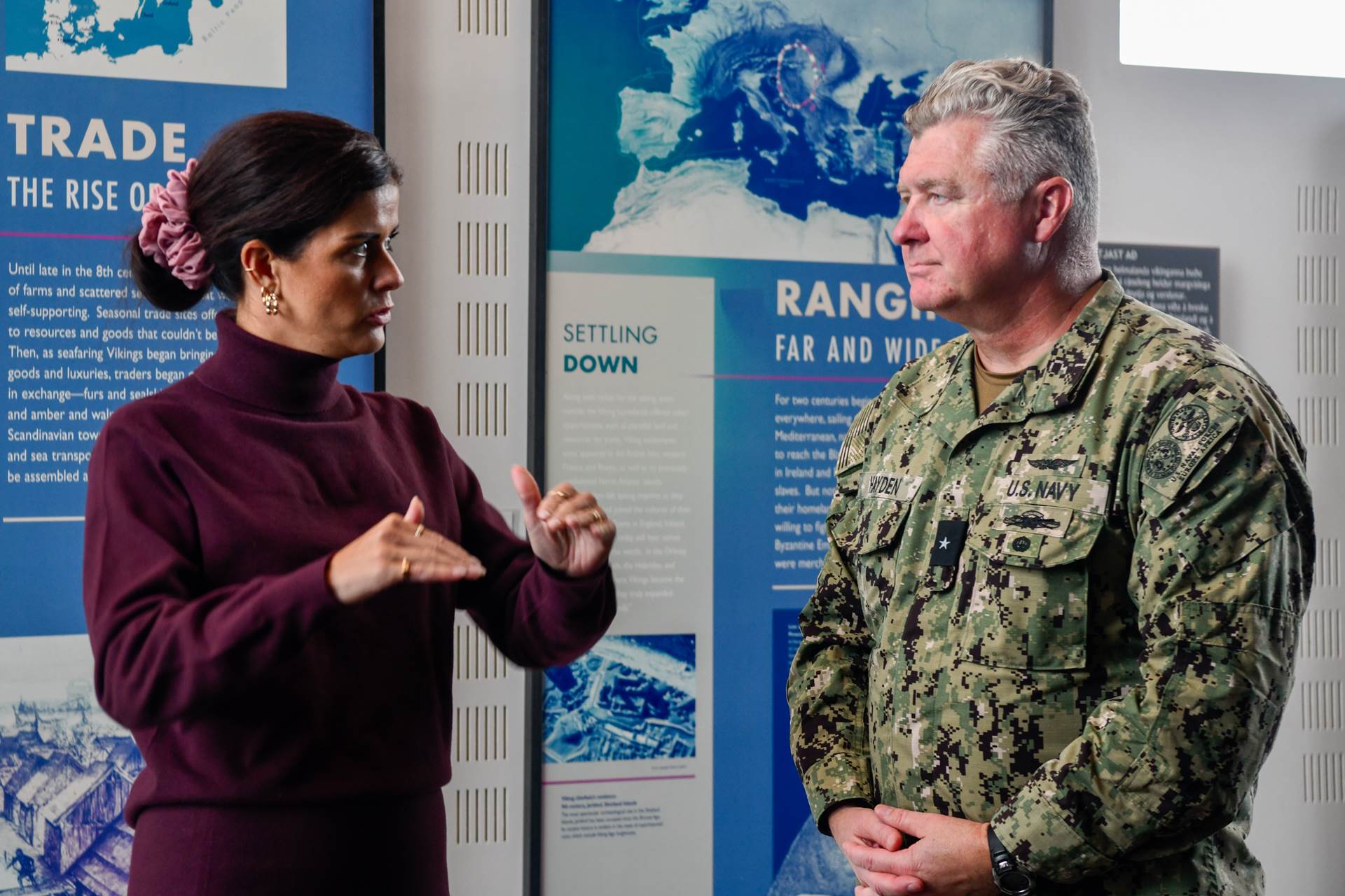 Thórdís Kolbrún Reykfjörð Gylfadóttir, Minister for Foreign Affairs of Iceland, speaks to Admiral Patrick Hayden of the U.S. Naval Forces Europe-Africa, U.S. 6th Fleet. - mynd