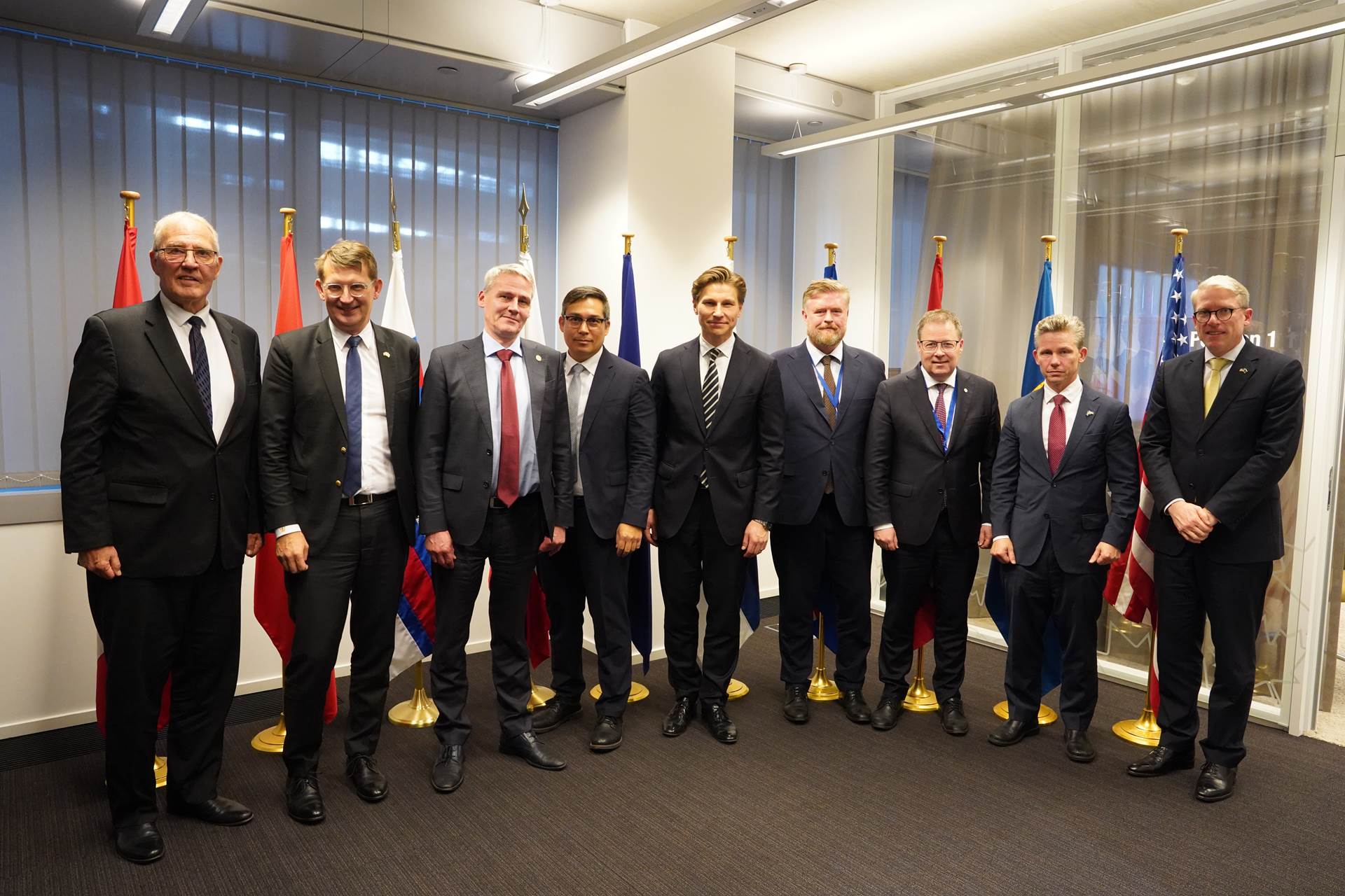 The defence ministers of Canada, Denmark together with the Foreign Minister of the Faroe Islands and a representative from Greenland, Finland, Norway, and Sweden, and representatives from Iceland and the United States. - mynd