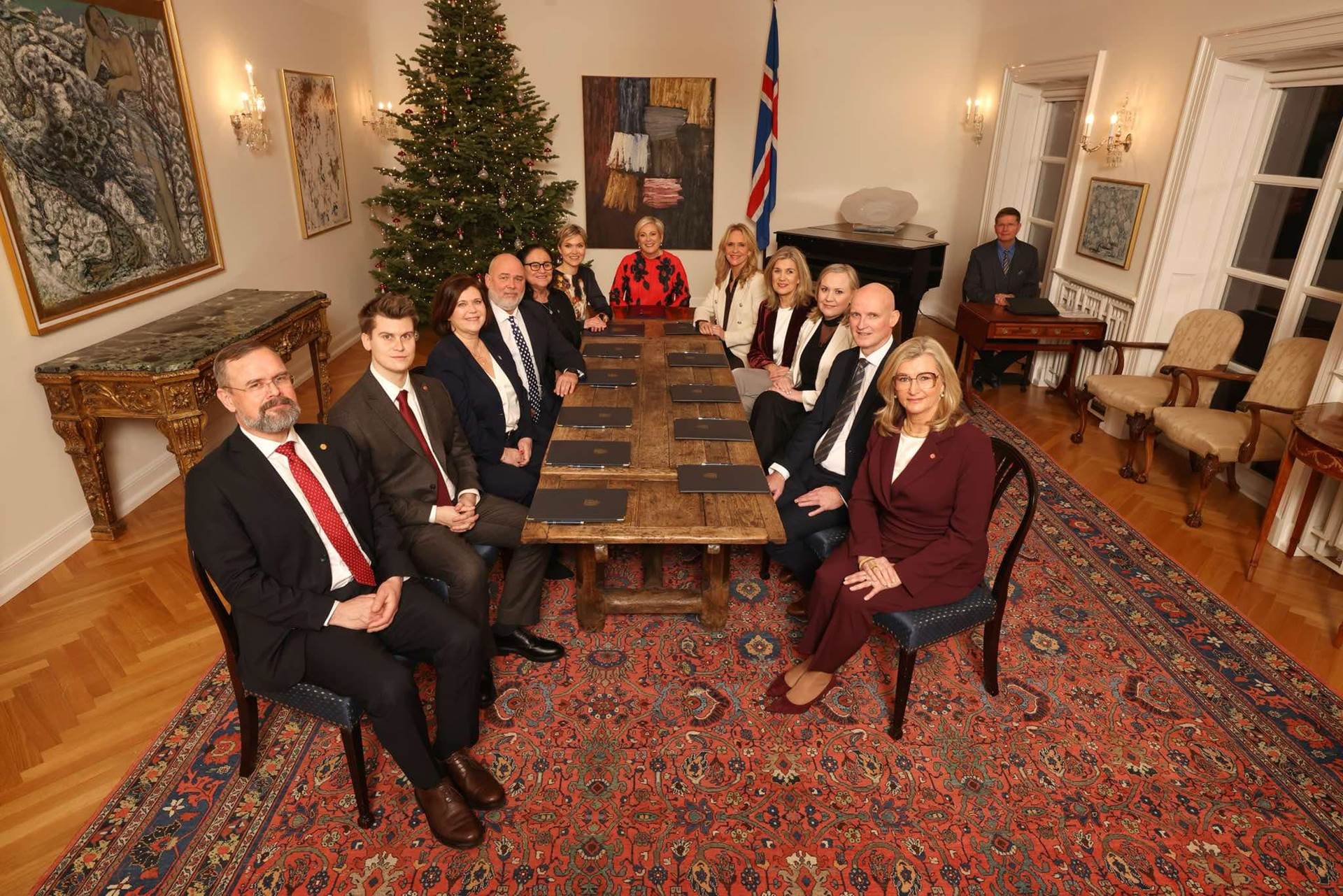 Meeting of the State Council on 21 December 2024. From left: Daði Már Kristófersson, Jóhann Páll Jóhannsson, Ásthildur Lóa Þórsdóttir, Logi Einarsson, Inga Sæland, Kristrún Frostadóttir, President of Iceland Halla Tómasdóttir, Þorgerður Katrín Gunnarsdóttir, Hanna Katrín Friðriksson, Þorbjörg Sigríður Gunnlaugsdóttir, Eyjólfur Ármannsson, Alma D. Möller and Secretary of the State Council Benedikt Árnason. - mynd