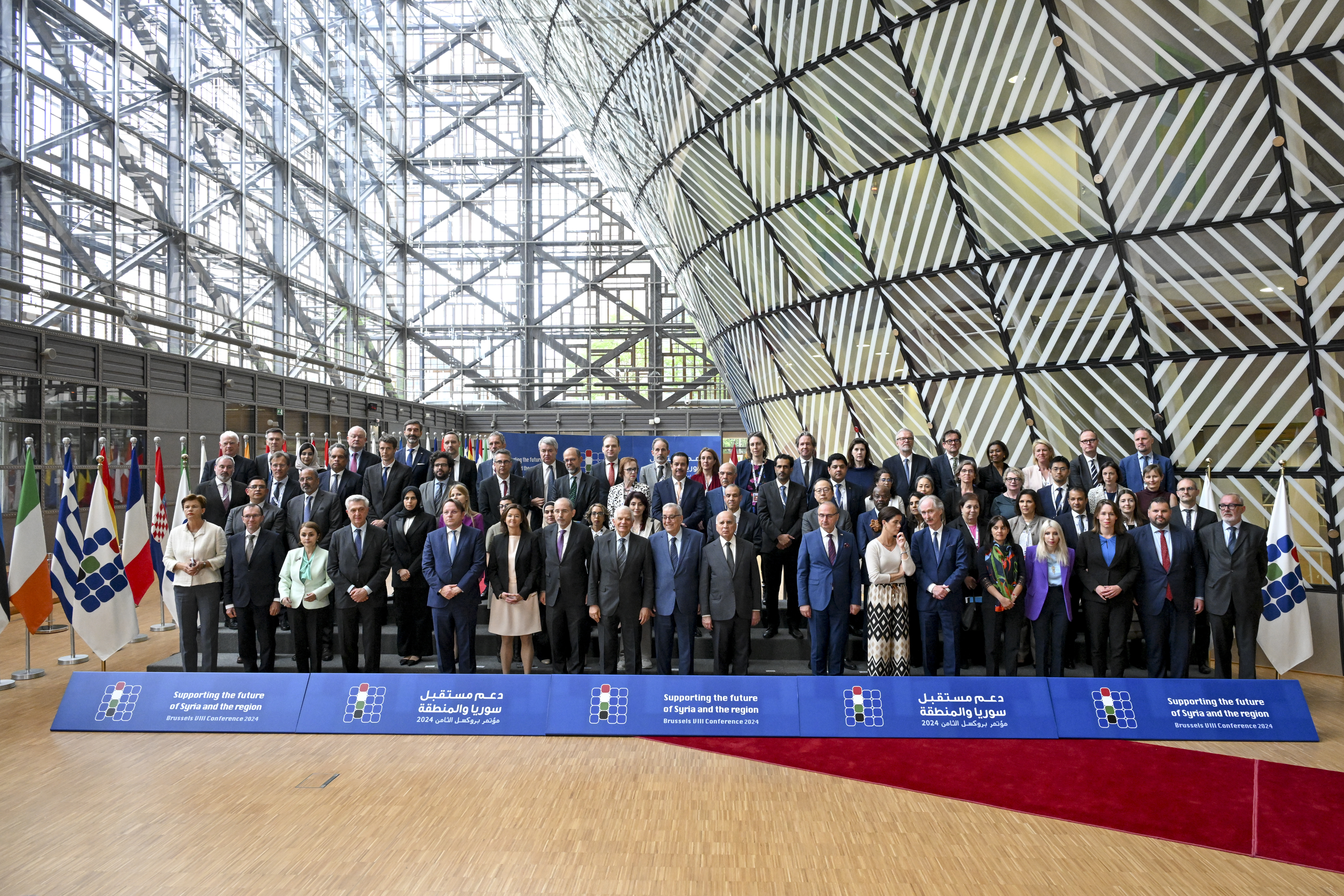 Family photo from the 2024 Brussels VIII Conference on 'Supporting the future of Syria and the region'. - mynd