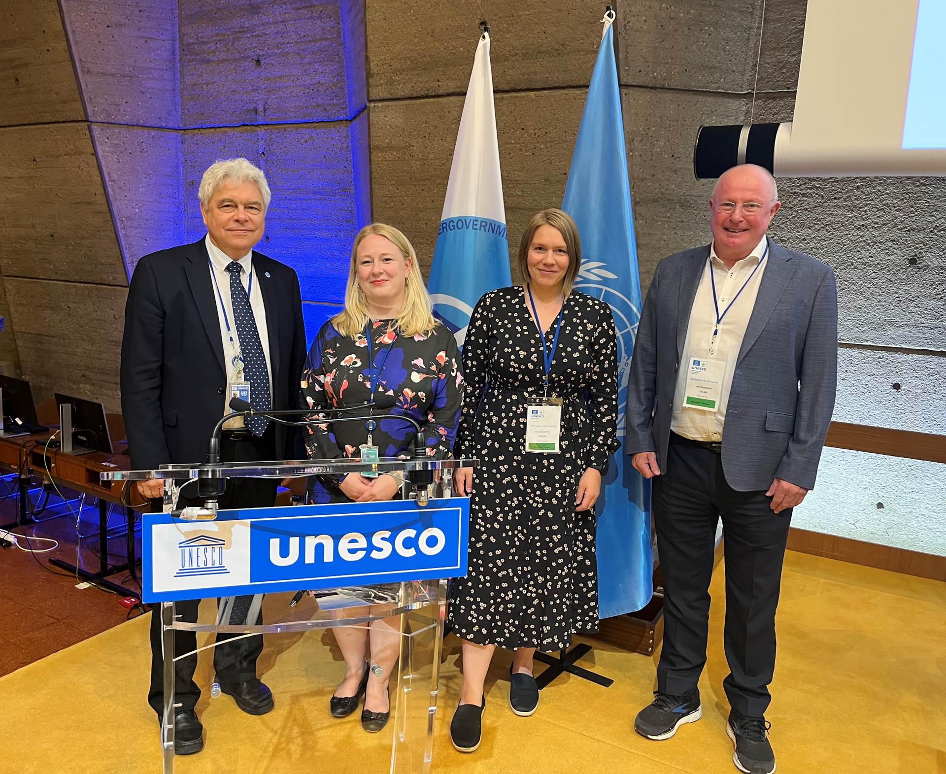 Sendinefnd Íslands á aðalráðstefnunni: Vladimir Ryabinin, framkvæmdastjóri IOC, Kristín Halla Kristinsdóttir frá fastanefnd Íslands gagnvart UNESCO, Hrönn Egilsdóttir sviðsstjóri hjá Hafrannsóknarstofnun  og formaður sendinefndar og Árni Snorrason forstjóri Veðurstofunnar - mynd